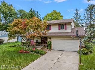 5886 Slate Dr, Troy, MI