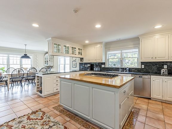5th image of 18 Cedar Dr