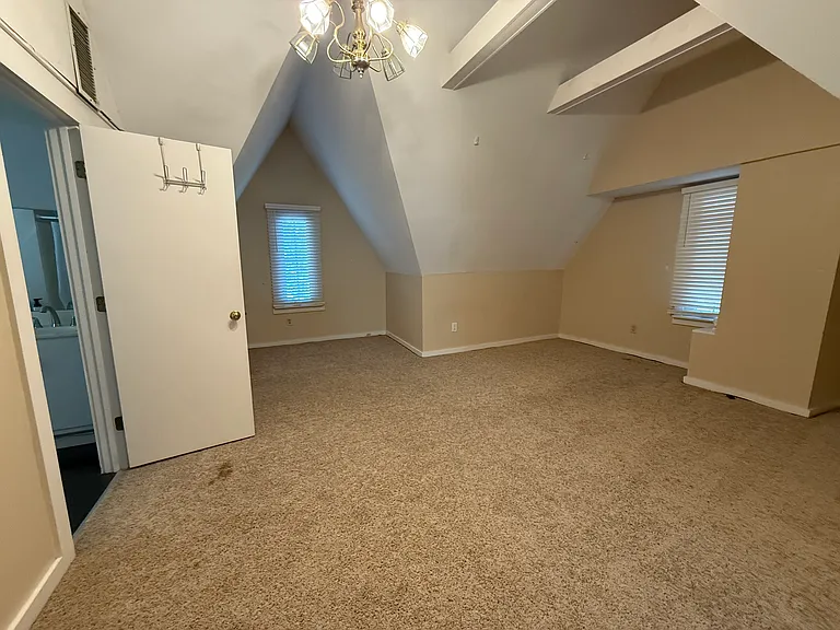 2629 E Broad St — Photo 22