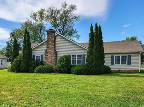 1036 Golfview Dr, Conneaut, OH 44030