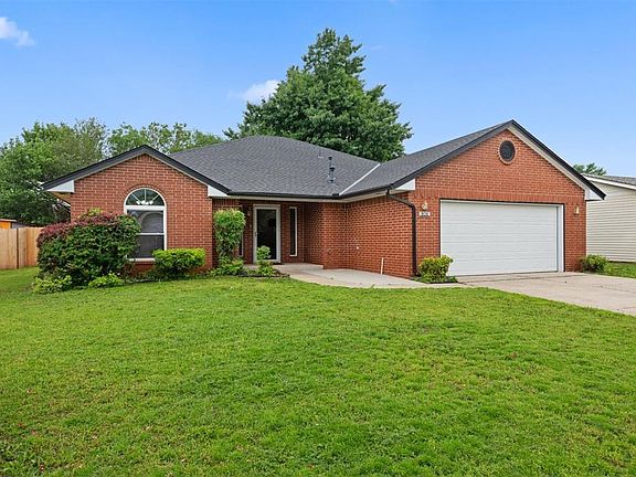 3rd image of 806 Meadowlake Dr