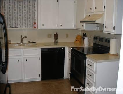 Kitchen : Black and stainless appliances; Ceramic stove w/convection oven