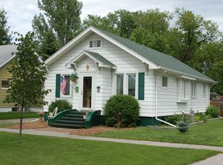 1401 Cottonwood St, Grand Forks, ND 58201