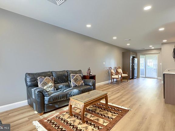3rd image of 8 Southpoint Dr