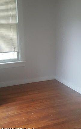 5th image of 837 Saint Clair St