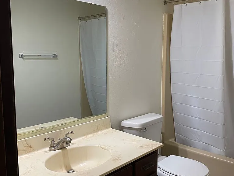 Immaculate Updated 1 & 2 Bedroom with 1 Bath — Photo 31