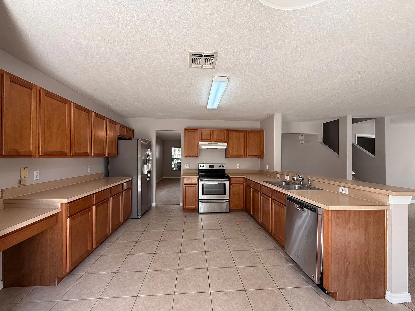Huge 6 Bedroom / 4 Bath Single Family Home For Rent. — Photo 4