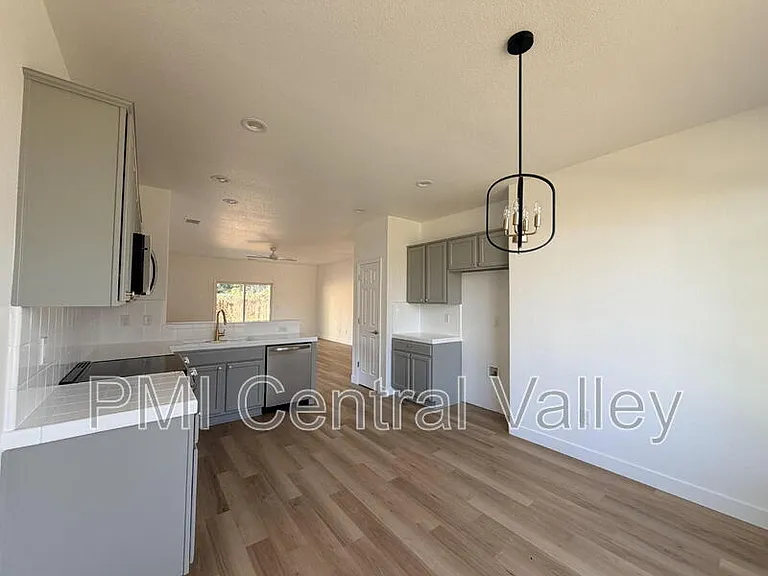 2210 Birchwood Ct — Photo 6