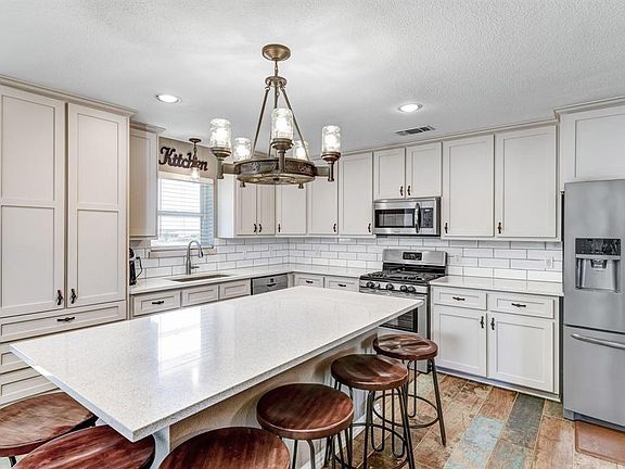 5th image of 716 Lake Dr