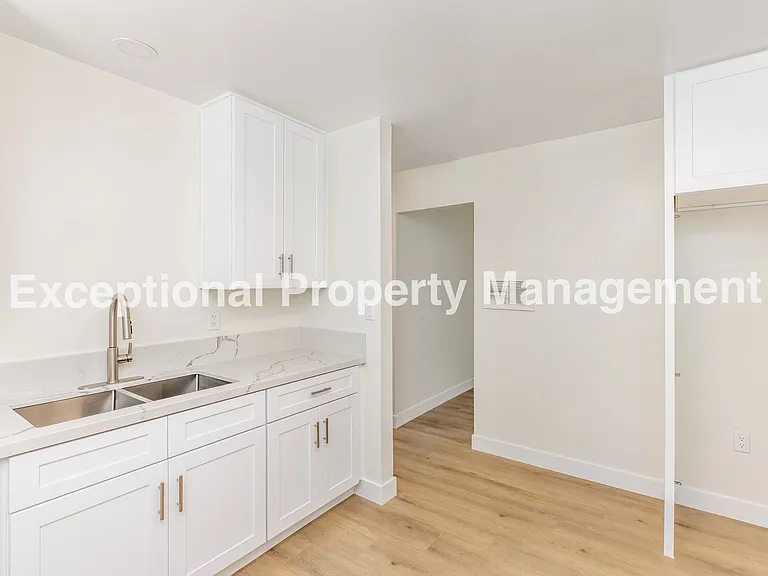 21907 Dolores St — Photo 7