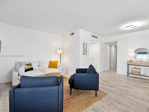 5th image of 2639 N Riverside Dr APT 806