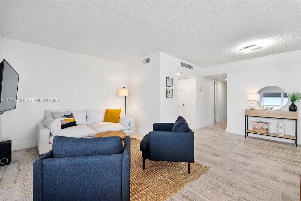 2639 N Riverside Dr APT 806, photo 5