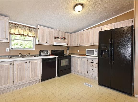 3rd image of 124 Royal Dr