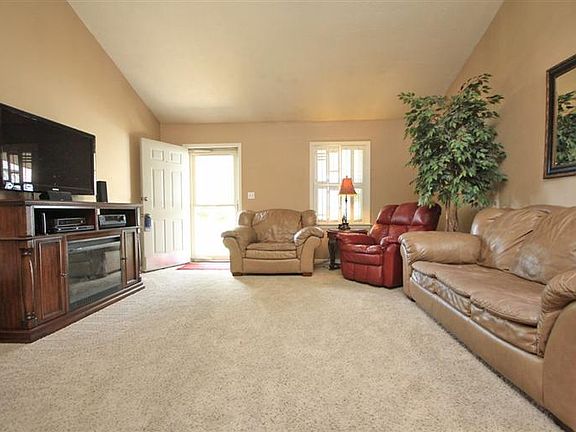 5th image of 400 Orchard Dr