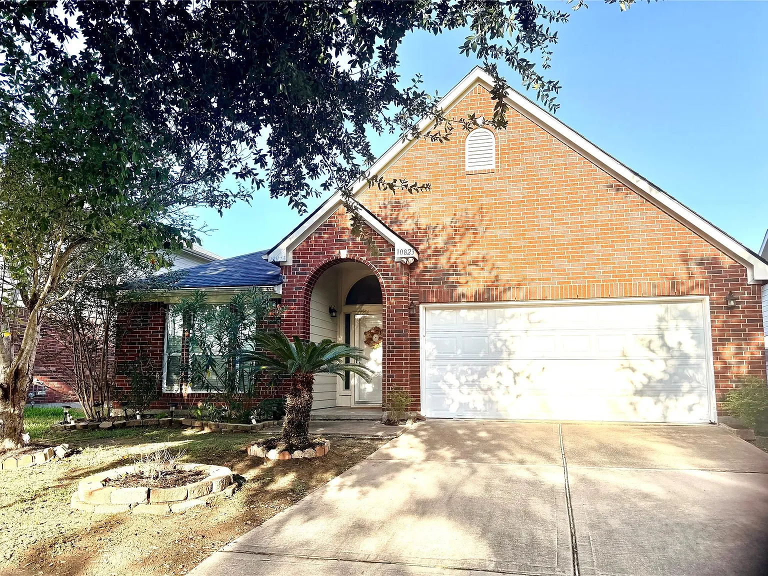 3 bed, 2.0 bath, 1944 sqft, $2,050 — Photo 1