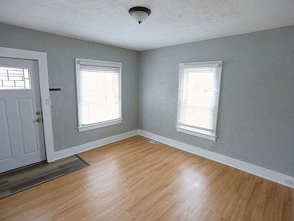 3rd image of 829 Flat St NE #1