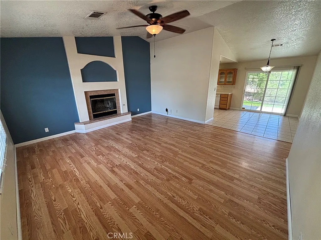 3 bed, 1284 sqft, $2,375 — Photo 2