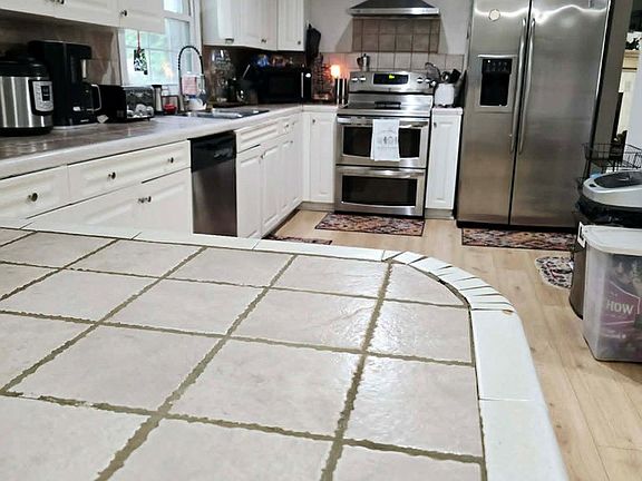 5th image of 127 Peters Cir