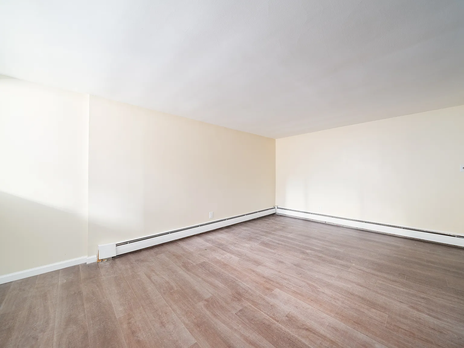 3 bed, 951 sqft, $2,200 — Photo 2