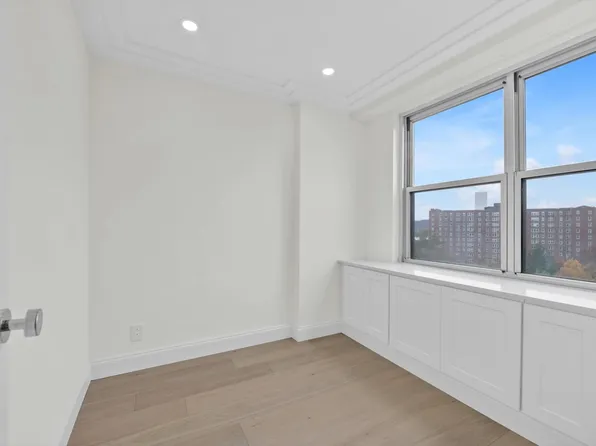 555 Kappock Street image 9 of 17