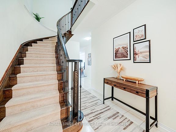 4th image of 71 Rimrock Cres