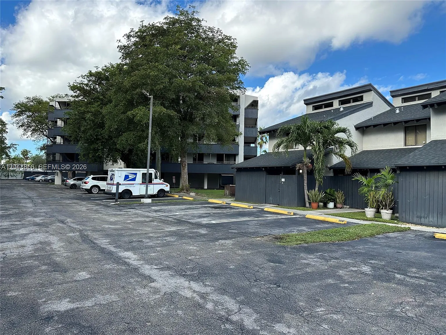 Parkway Grove Condo Part — Photo 1