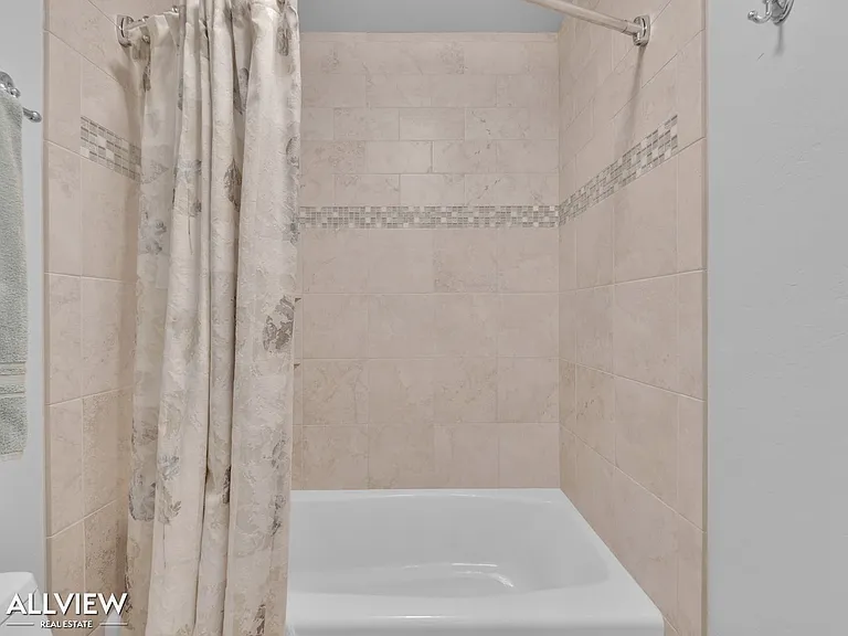17547 Devereux Rd — Photo 25