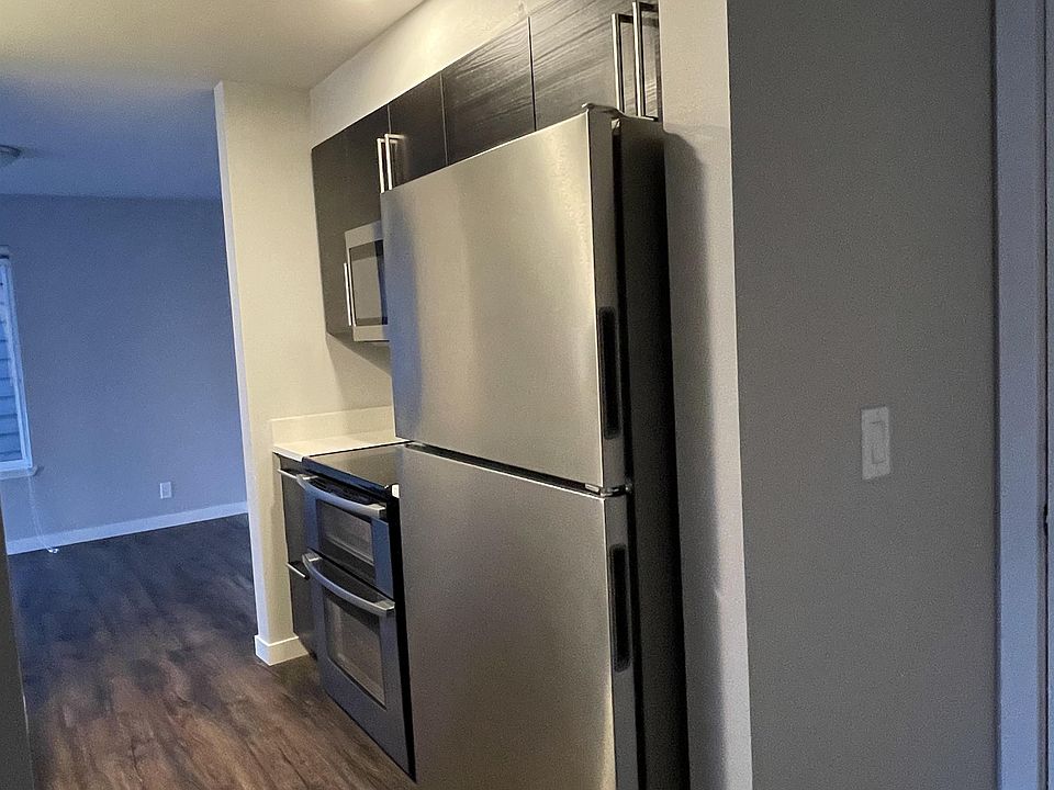 Kitchen: Stainless steel appliances, stove, oven, microwave range hood, refrigerator, cabinets