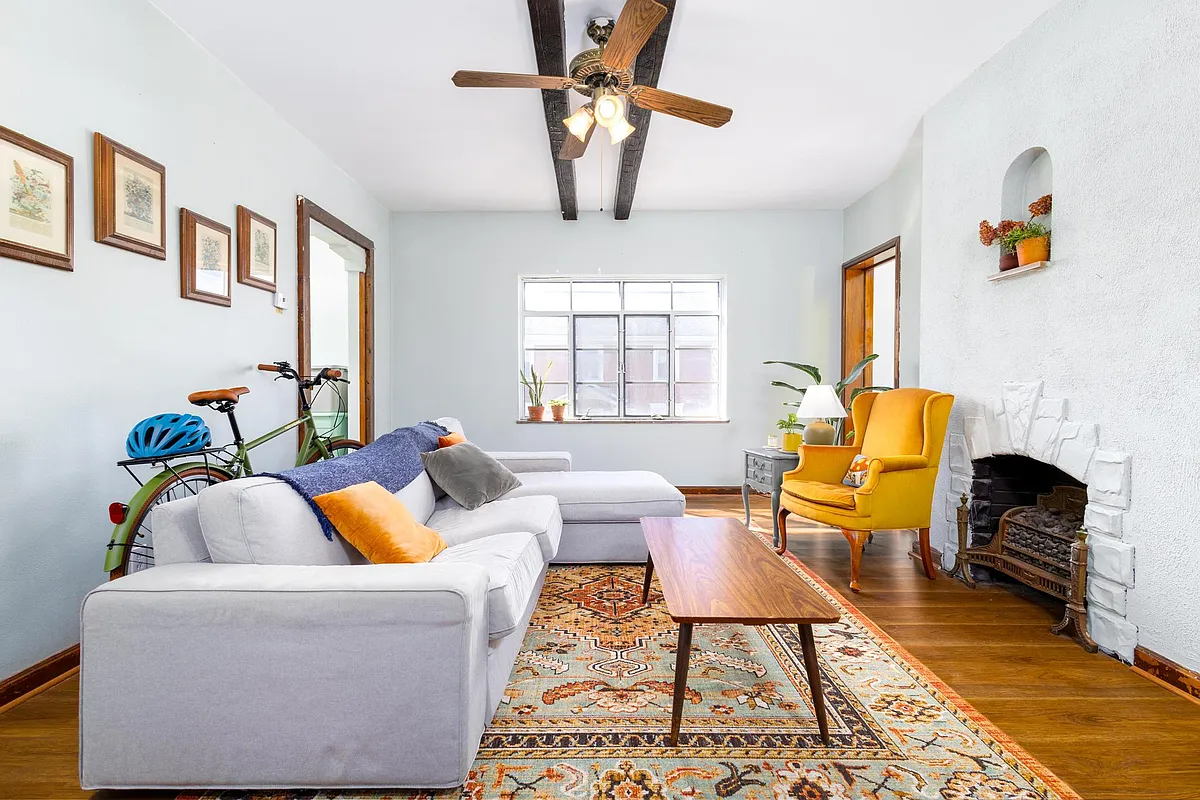 Living Room - 604 Wilkins St #4