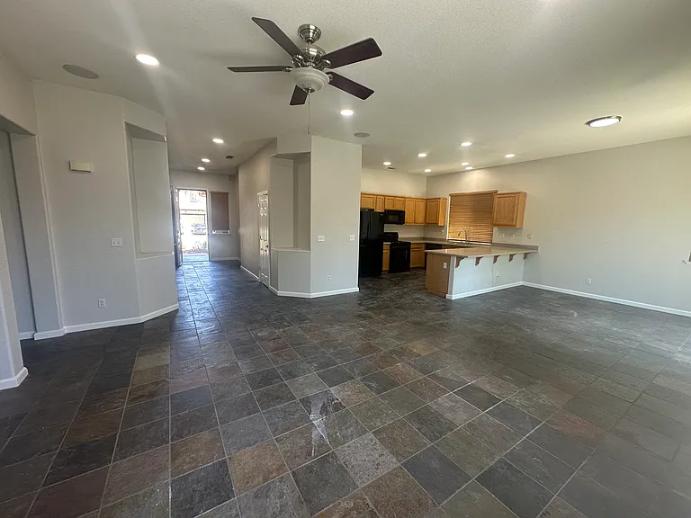 270 Wisteria Ln — Photo 2