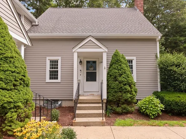 240 Twin Lakes Dr, Halifax, MA 02338
