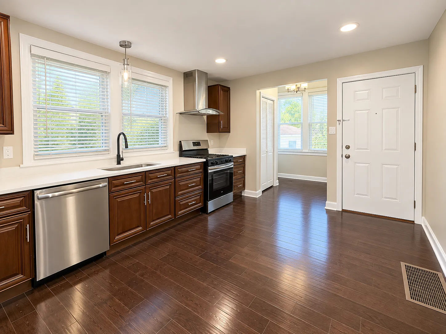 2915 N Dawson Ave — Photo 2