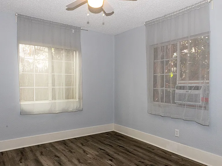719 N Coronado St — Photo 32