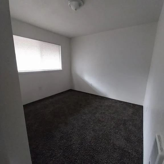 444 NW D St #F — Photo 7