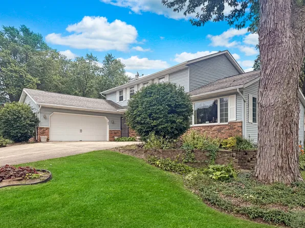 1607 Parkside Ct, Freeport, IL 61032