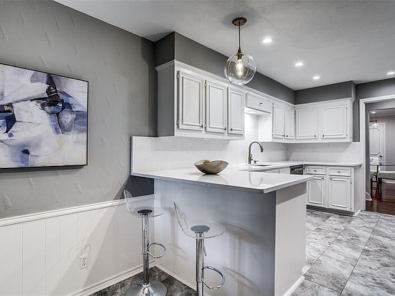 3rd image of 3805 S Versailles Ave