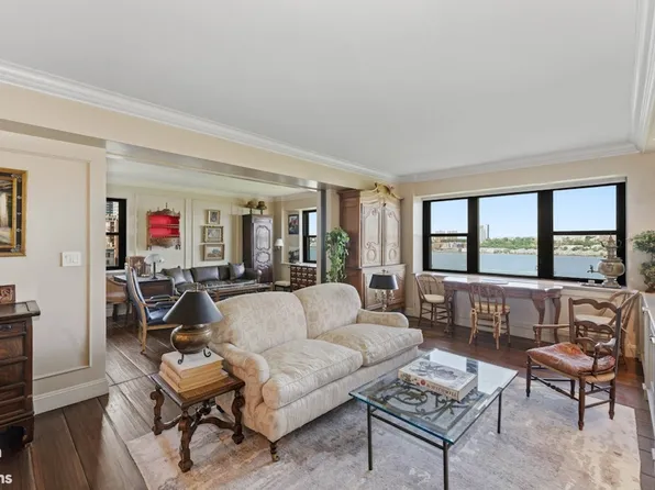 11 Riverside Drive image 1 of 16