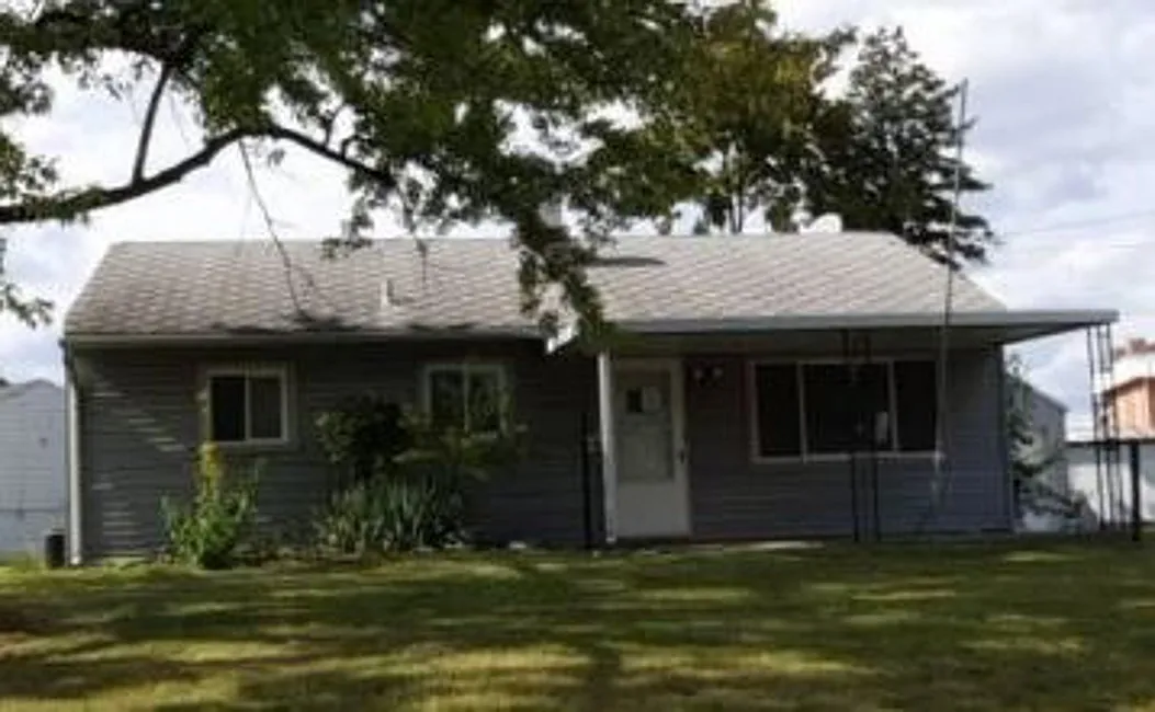 711 Lilac Ln photo 1