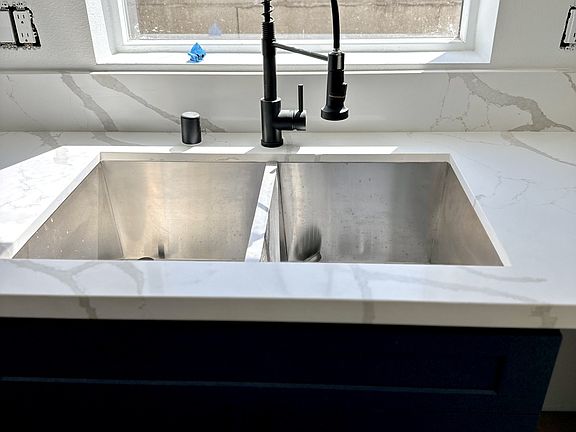 3rd image of 6028 Craner Ave