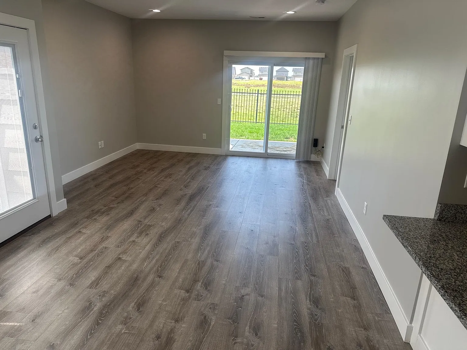 3 bed, 1200 sqft, $1,550 — Photo 2