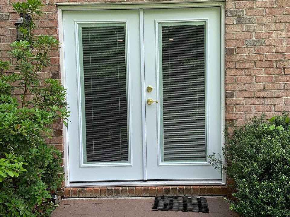 Private entrance to basement