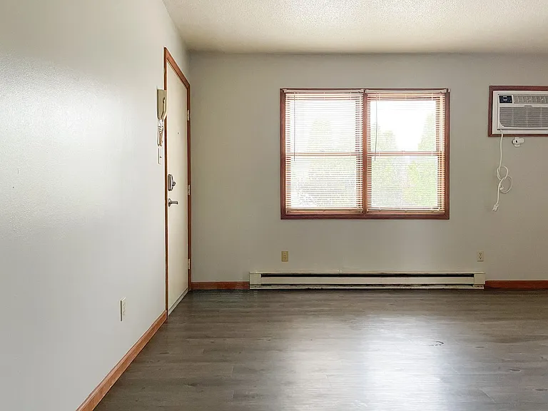 Spacious Northside Apartments — Photo 6