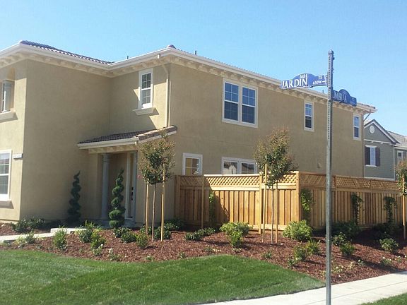 4th image of 653 W Jardin Ter