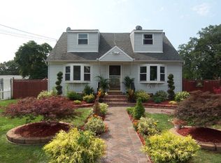 360 46th St, Copiague, NY 11726