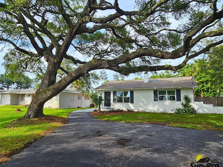475 Riverside Dr — Photo 3