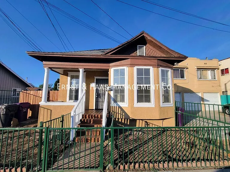 1815 E 11th St — Photo 1