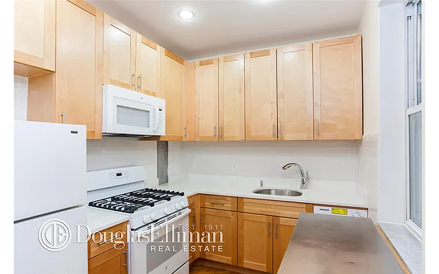 Rented by Douglas Elliman | media 15