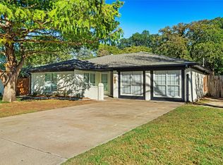 924 Red Oak St, Azle, TX 76020