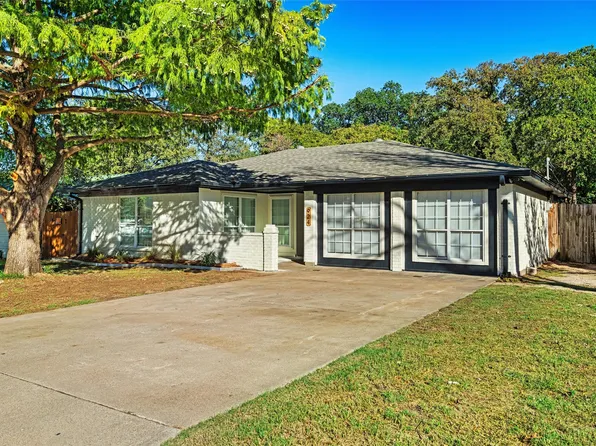 924 Red Oak St, Azle, TX 76020