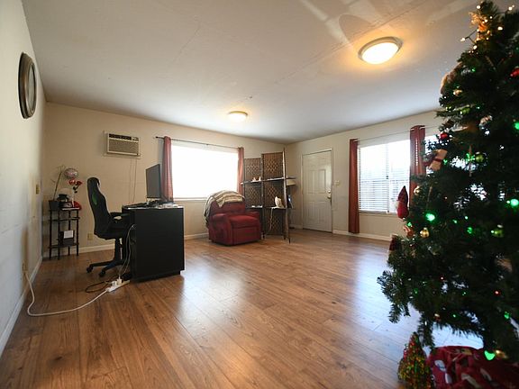 4th image of 421-423 Willis Ave